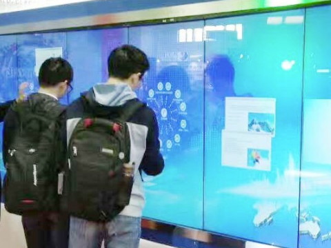 會(huì)議大尺寸拼接觸摸屏?xí)硎裁春锰? title=